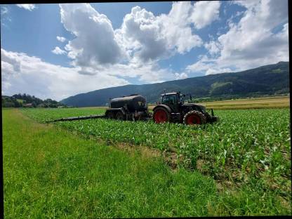 Bild 4:Grünland- / Silomaisernte und Gülleausbringung
