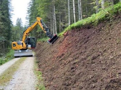 Bild 4:Böschungspflege System Erdbau Bayer