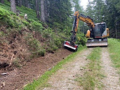 Bild 4:Böschungspflege und Böschungssanierungen