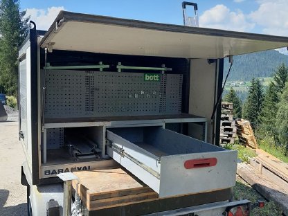 Bild 7:Plateauanhänger mit abnehmbarem Werkstattaufbau