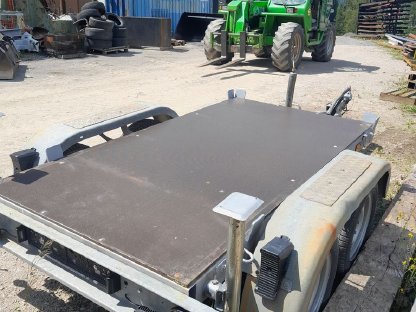 Bild 2:Plateauanhänger mit abnehmbarem Werkstattaufbau