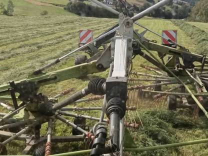 Bild 6:Grünland Ernte mit Agrarservice Meisinger