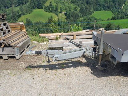 Bild 3:Plateauanhänger mit abnehmbarem Werkstattaufbau