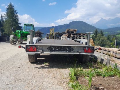 Bild 4:Plateauanhänger mit abnehmbarem Werkstattaufbau