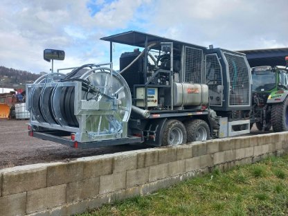 Bild 4:Gülleverschlauchung inkl. Perwolf Pumpe und Bomech Verteiler