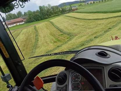 Bild 9:Grünland Ernte mit Agrarservice Meisinger