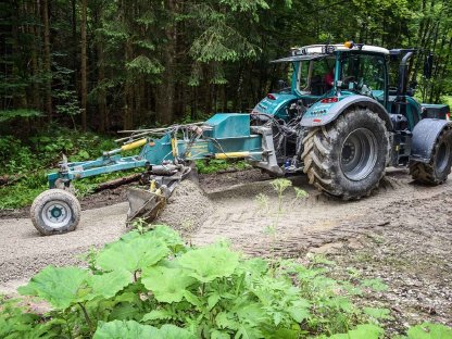 Bild 2:Wegebau: Wir sanieren Ihre Forstwege!