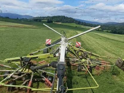 Bild 2:Grünland Ernte mit Agrarservice Meisinger