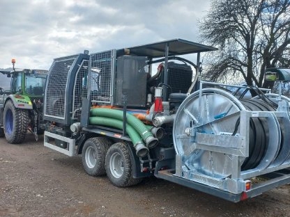 Bild 2:Gülleverschlauchung inkl. Perwolf Pumpe und Bomech Verteiler