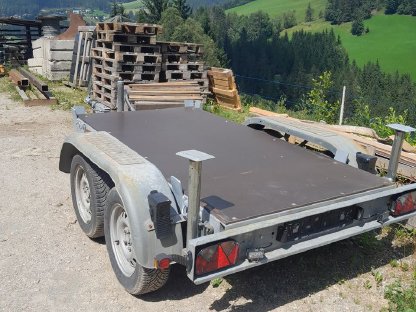 Bild 9:Plateauanhänger mit abnehmbarem Werkstattaufbau