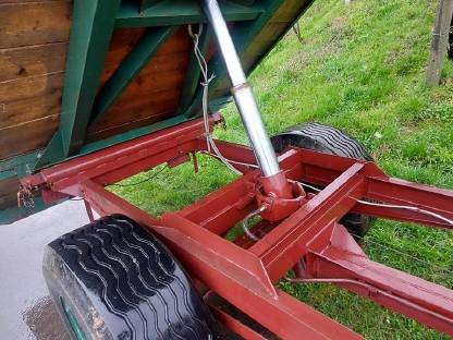 Bild 2:Einachskipper, 3-Seiten-Kipper