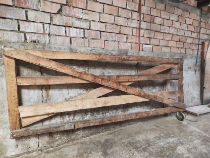 Bild 2:Holztore – 3,40 m breit × 1,60 m hoch