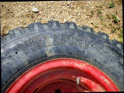 Bild 5:Zwei Ladewagenreifen mit Felge