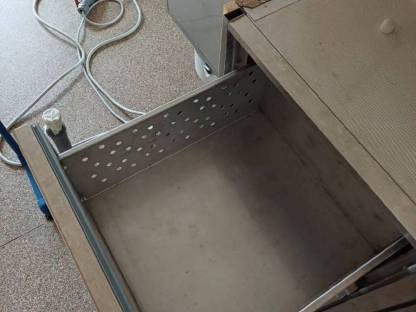 Bild 3:Kühlpult mit Flaschensumpf