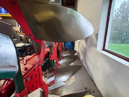 Bild 2:Verkaufe Vogel&Noot Pflug 4-scharig Vario S1050