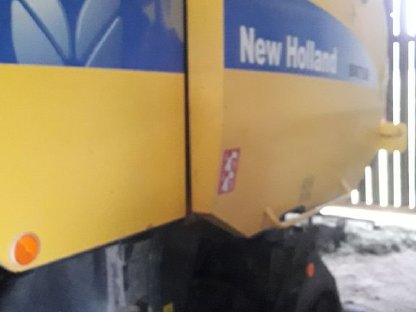 Rundballenpresse mit Raffer, New Holland BR 750