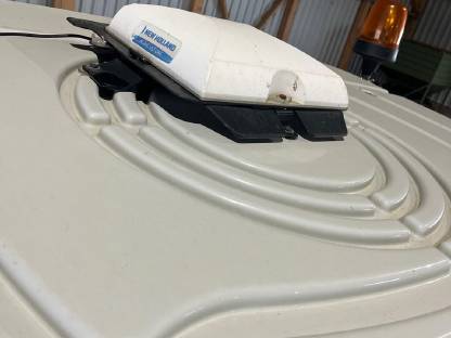 Bild 2:Komplettes RTK-Lenksystem mit 2,5 cm Genauigkeit