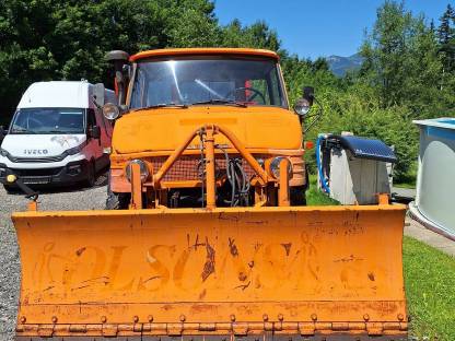Bild 6:Daimler Benz Unimog 421 mit Schneepflug