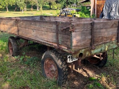 Bild 8:In die Jahre gekommener Traktoranhänger abzugeben