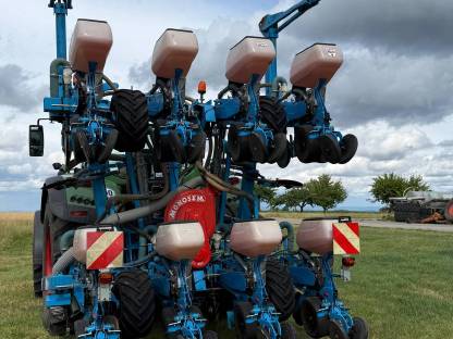 Bild 3:Monosem 8-Reihig mit Fronttank