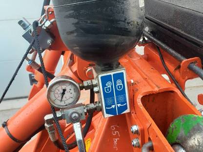 Bild 8:Kuhn GMD 350-FF Heckmähwerk