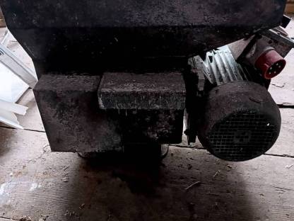 Bild 2:Getreidequetsche Voran