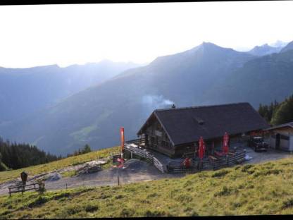 Bild 2:Mithilfe auf der Alm