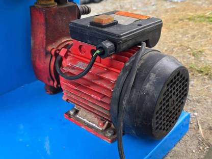 Dieselpumpe mit Schlauch und Zapfhahn