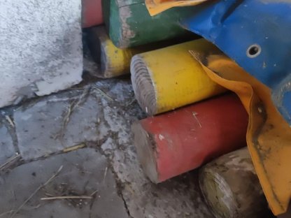 Bild 3:Mehrere gebrauchte Cavaletti-/Hindernisstangen