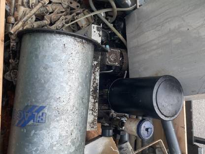 Bild 3:Waschautomat und Vakuumpumpe