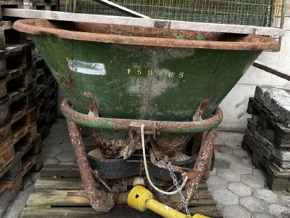 Bild 5:Heugebläseohre inkl. Zubehör und Düngestreuer