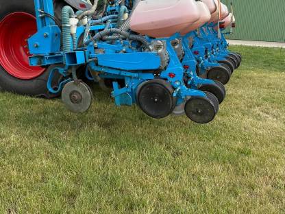 Bild 2:Monosem 8-Reihig mit Fronttank