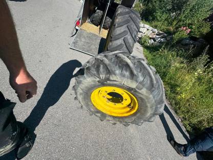 Verkaufe Kompletträder zu John Deere