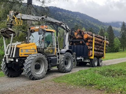 JCB 1135 mit Kran und Anhänger