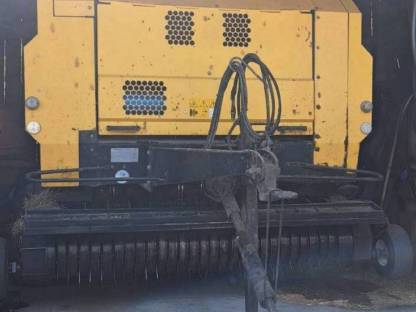 Rundballenpresse New Holland BR560A