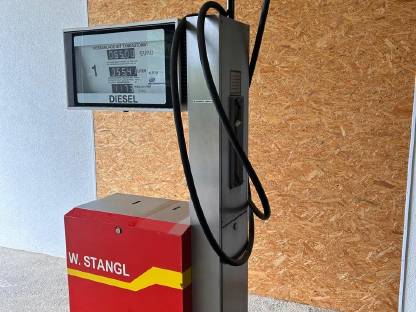 Sehr schöne Zapfsäule für Hoftankstelle