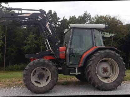 Bild 4:Traktor Massey Ferguson 4255