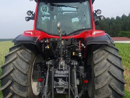 Bild 3:Valtra Traktor G105 H Schlepper mit Frontlader