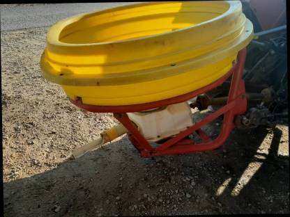 Bild 3:Düngestreuer