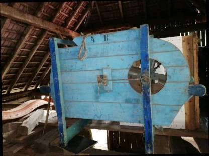 Bild 2:Alte Dreschmaschine und Windmühle und anderesachen