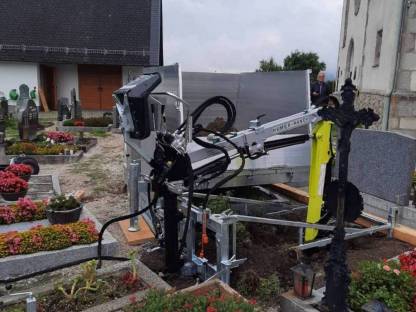 Bild 2:Humer Friedhofsbagger