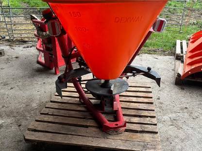 Bild 2:Salzstreuer, Splittstreuer, Düngestreuer