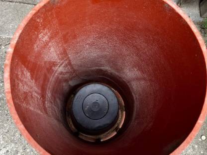 Bild 2:Futtersilo für Hühner