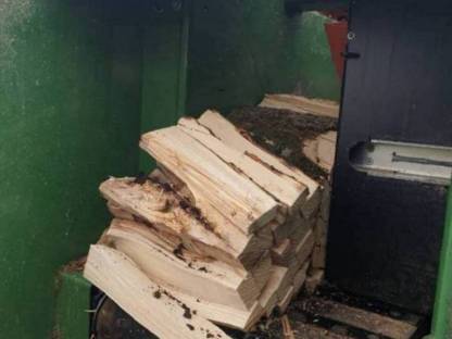 Bild 5:Brennholzaufbereitung Lohnspalten K700 mobil Posch Spaltfix