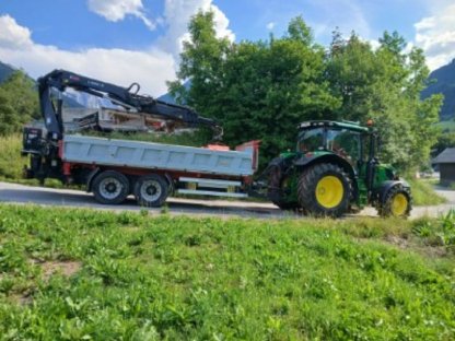 Bild 3:John Deere Traktor mit Gögl Anhänger und Hiab 118es Kran
