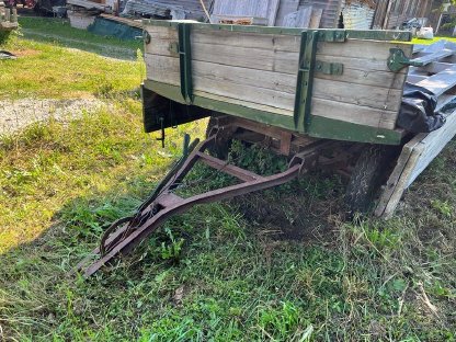 Bild 3:In die Jahre gekommener Traktoranhänger abzugeben