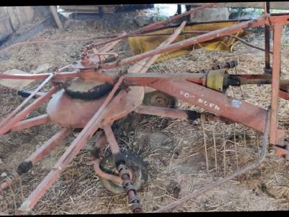 Bild 3:Kreiselschwader Pöttinger 321, Kreiselheuer Deutz Fahr