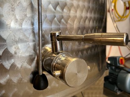 Bild 2:Immervolltank 2.150 l mit Armaturen