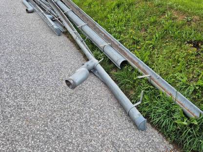 Dachrinnen mit Ablaufrohren, Haken