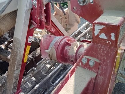 Bild 6:Horsch Pronto Säschiene 3 m mit Fronttank, hydr. Antrieb